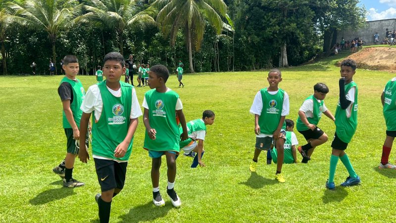 Aula da Escolinha de Futebol tem dia especial com treino realizado no campo
