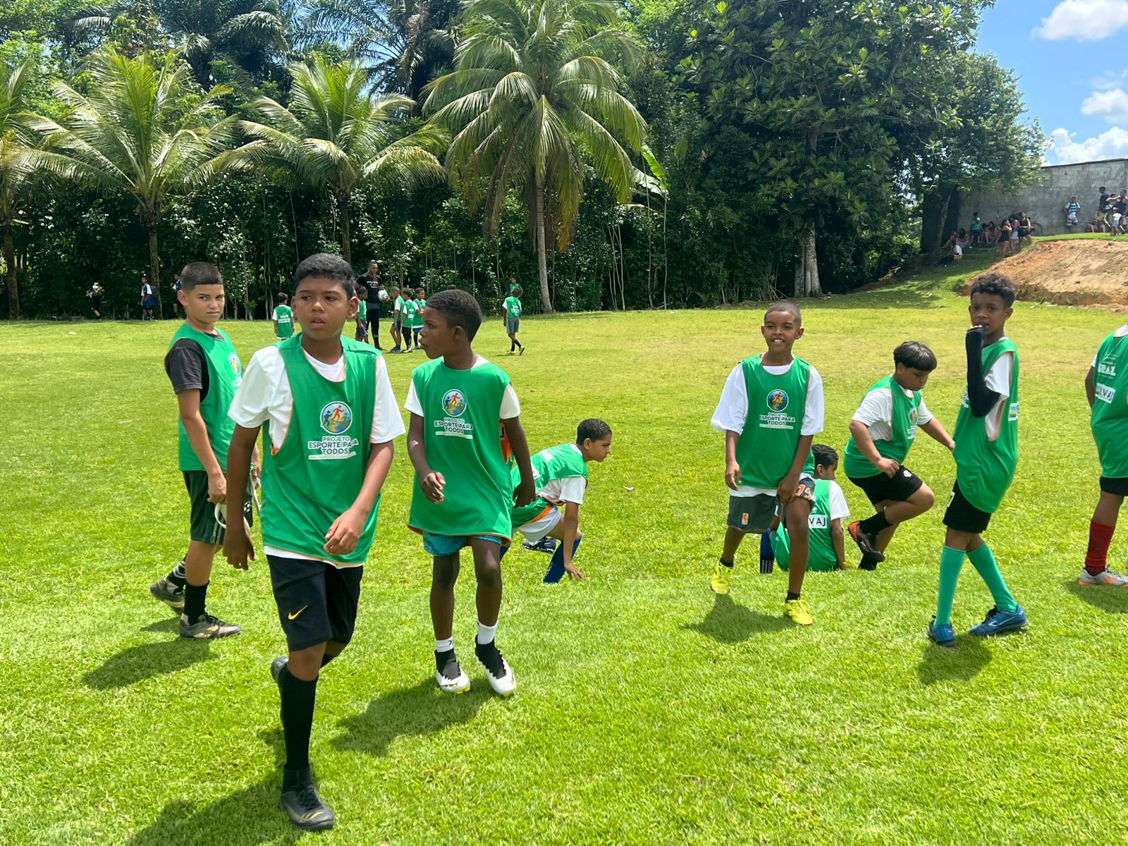 Aula da Escolinha de Futebol tem dia especial com treino realizado no campo