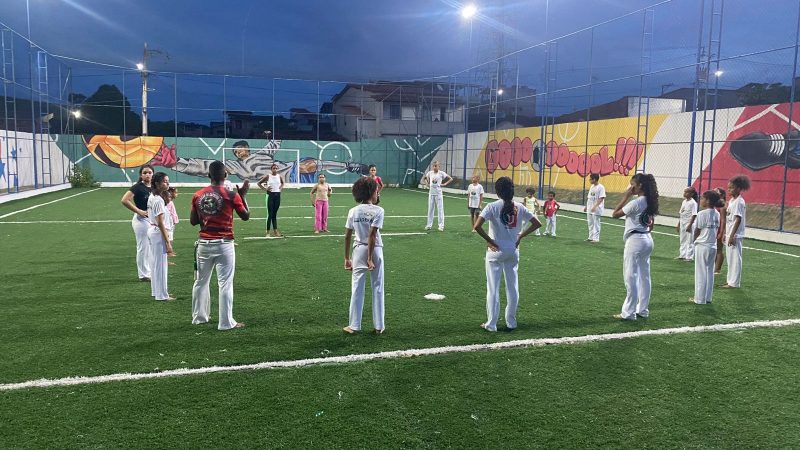Capoeira ganha espaço na comunidade e fortalece disciplina entre jovens do projeto