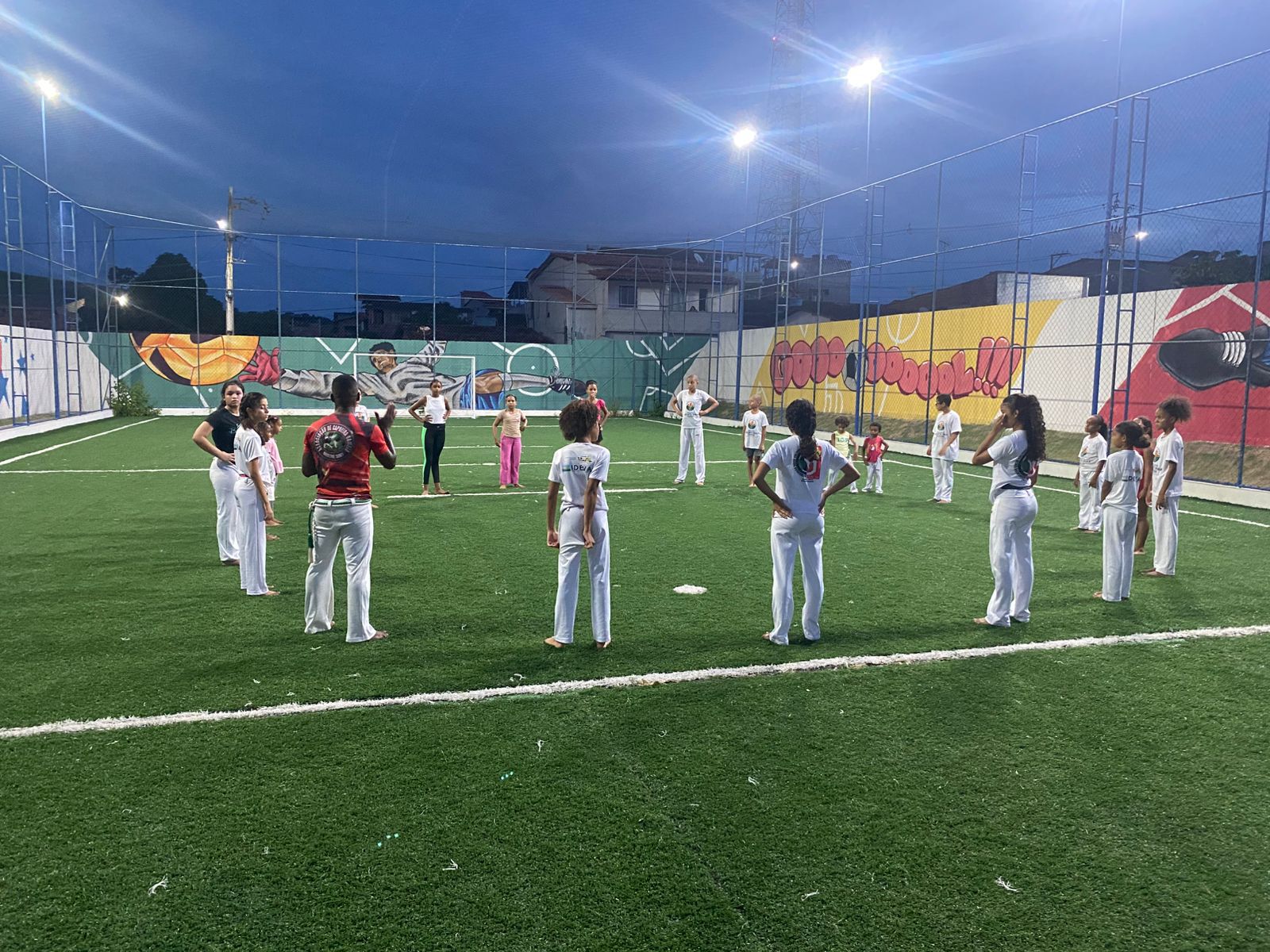 Capoeira ganha espaço na comunidade e fortalece disciplina entre jovens do projeto
