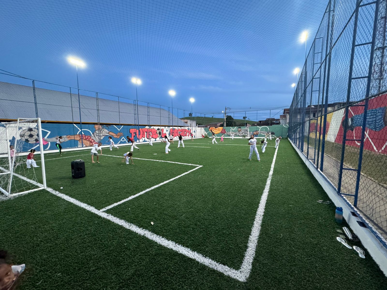 Capoeira segue com aulas ao ar livre e evolução dos alunos do projeto