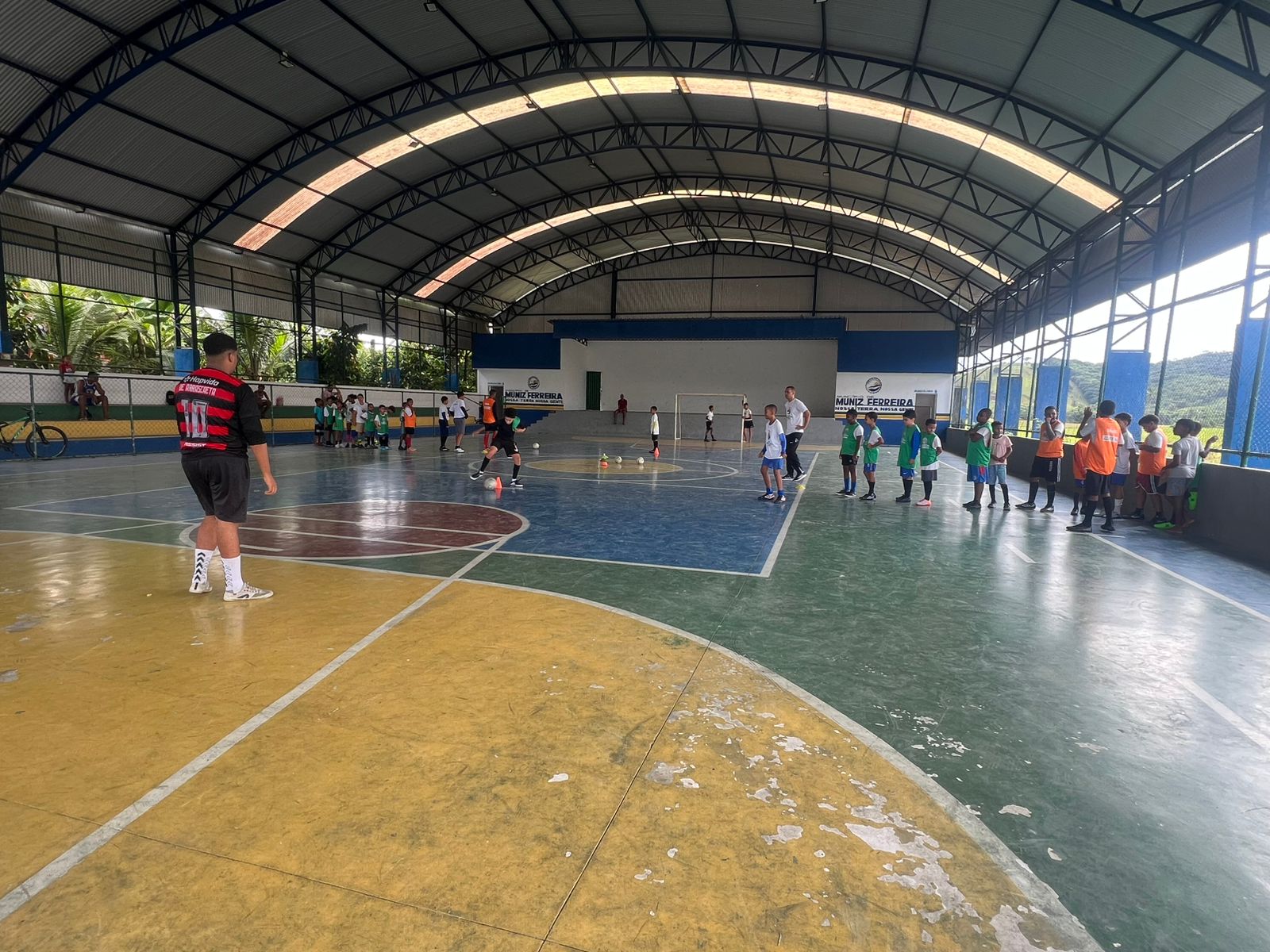 Escolinha de futebol segue transformando vidas com dedicação e inclusão social
