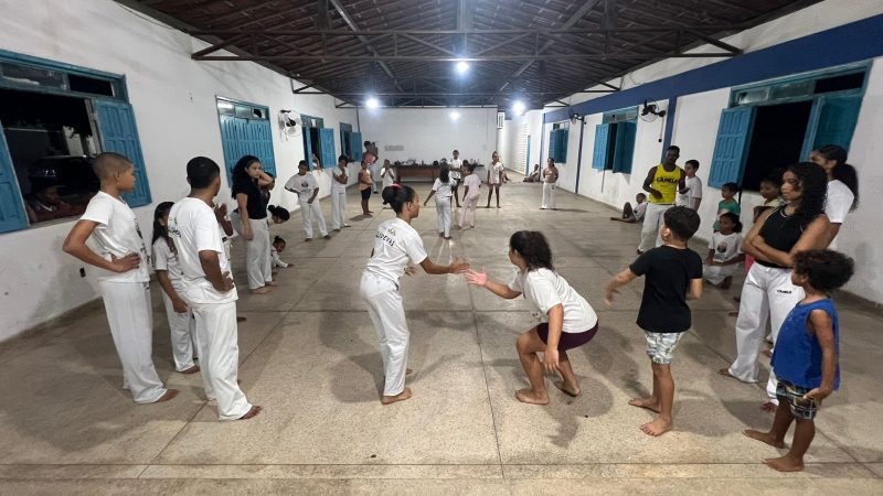 Capoeira destaca dedicação e foco em mais uma aula do projeto.