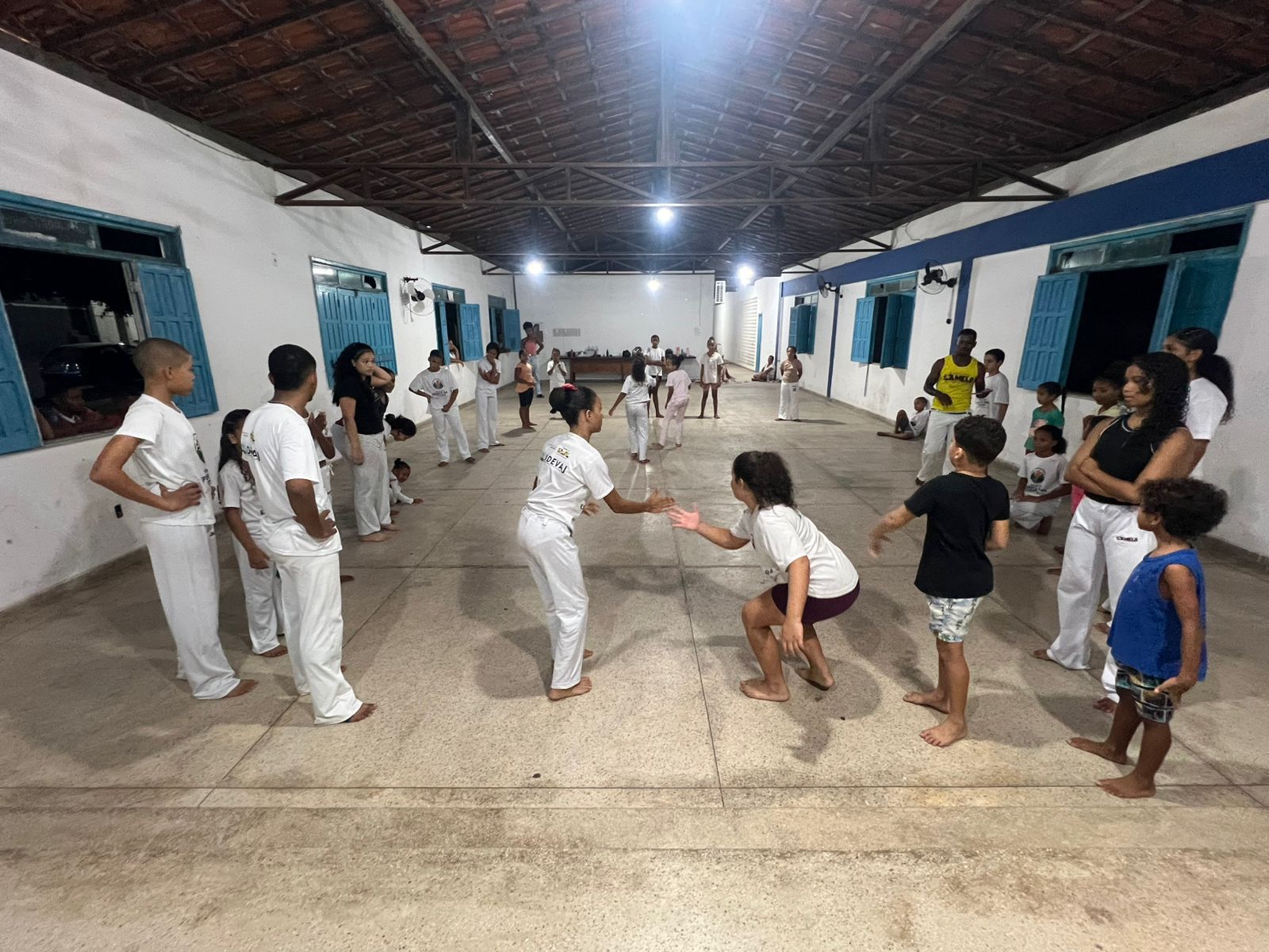 Capoeira destaca dedicação e foco em mais uma aula do projeto.