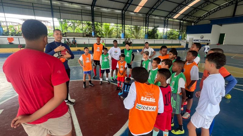 Escolinha de futebol reforça disciplina e a importância do trabalho de base