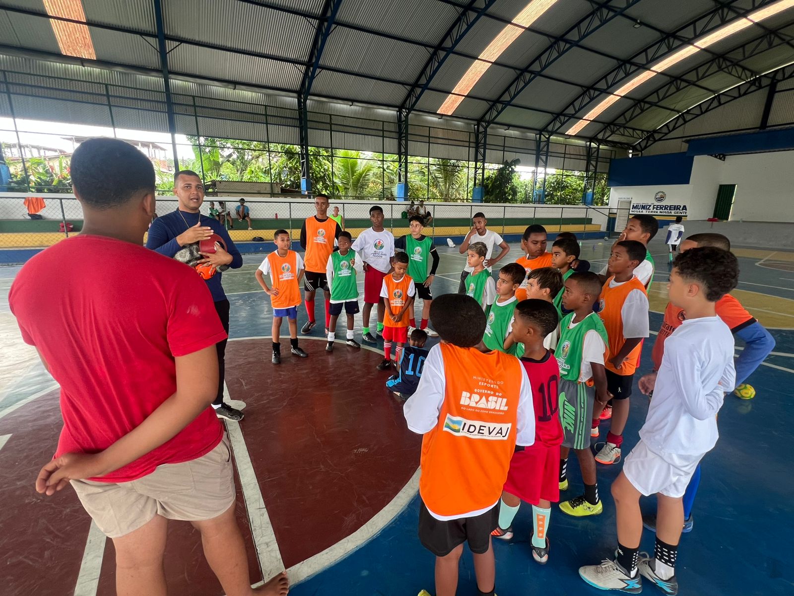 Escolinha de futebol reforça disciplina e a importância do trabalho de base