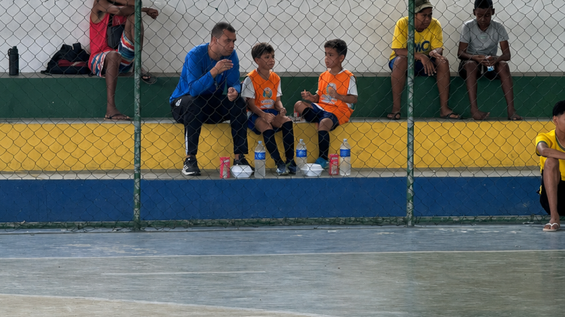 Pausa para hidratação e lanche reforça o cuidado com os alunos da Escolinha de Futebol do Projeto IDEVAJ