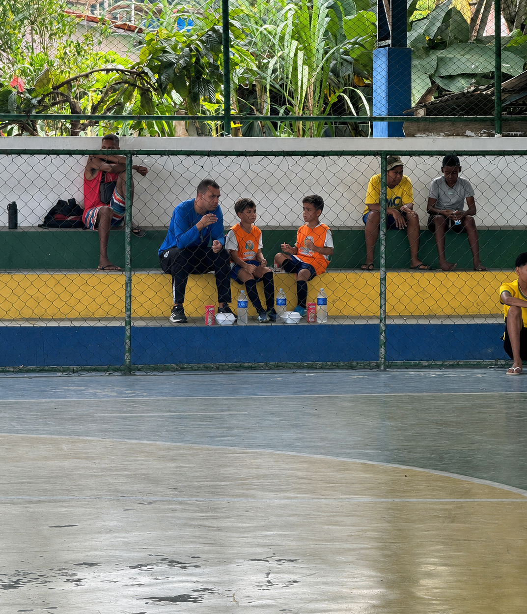 Pausa para hidratação e lanche reforça o cuidado com os alunos da Escolinha de Futebol do Projeto IDEVAJ