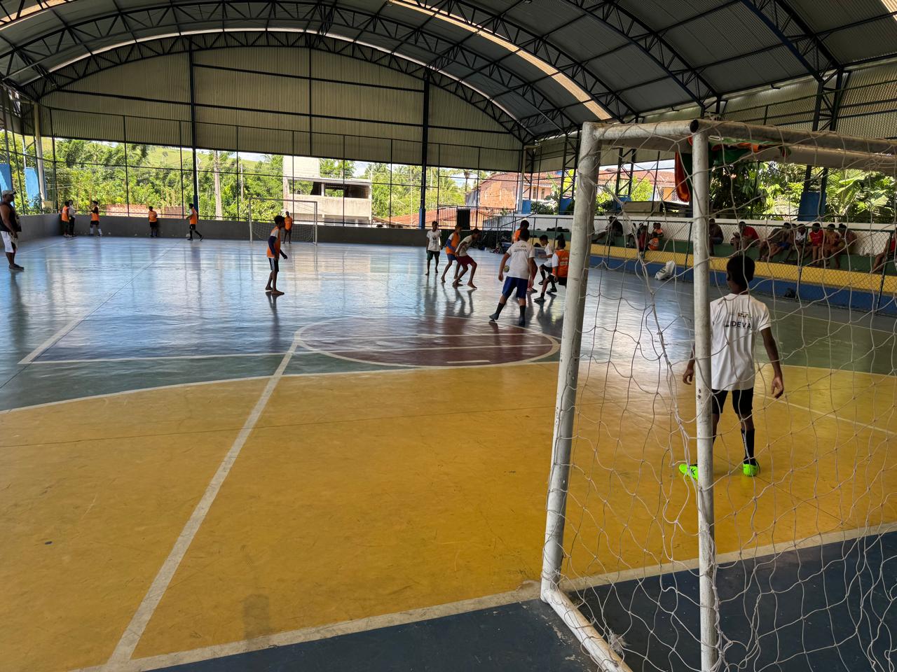 Escolinha de Futebol do Projeto IDEVAJ promove inclusão e desenvolvimento social