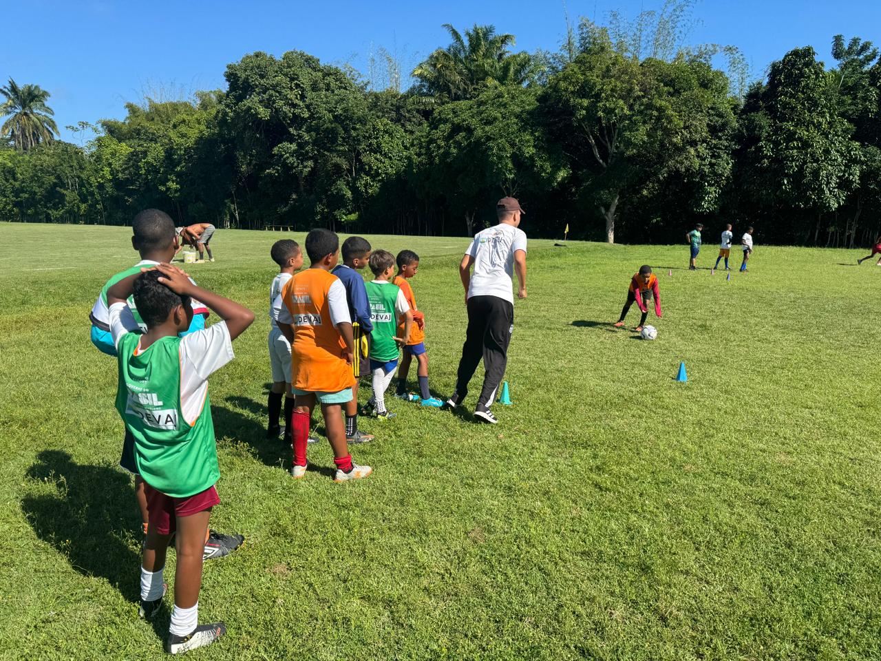 Projeto IDEVAJ incentiva sonhos através da Escolinha de Futebol