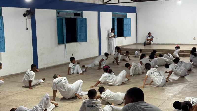 Alunos do Projeto IDEVAJ evoluem a cada aula de Capoeira